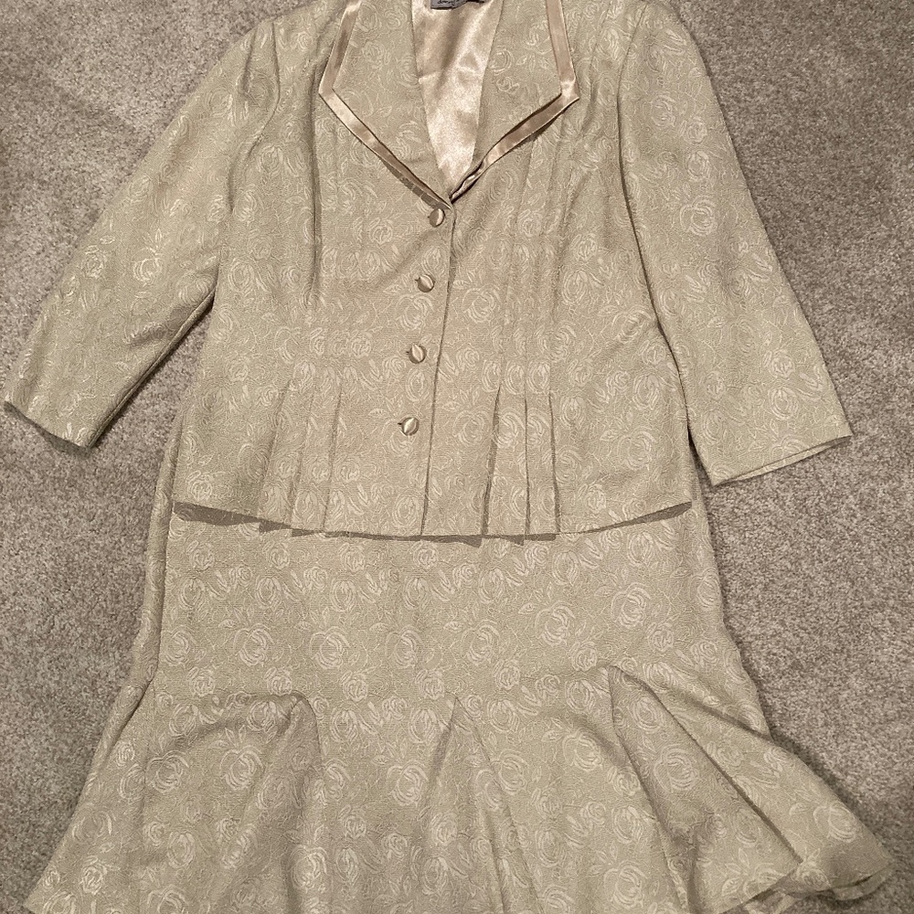 Donny and Nicole two piece suite size 8 beige